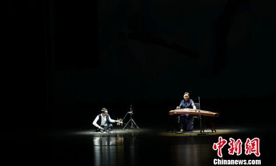 图为香港天籁敦煌乐团“天籁敦煌·净土梵音”音乐会演出现场。　许丽丽 摄