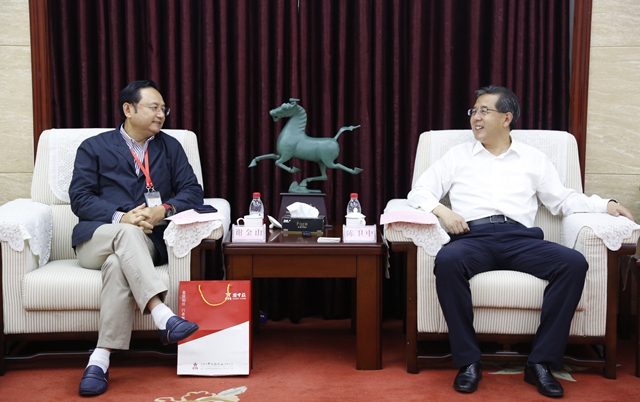 图为陈卫中厅长与谢金山主席亲切会谈。.jpg