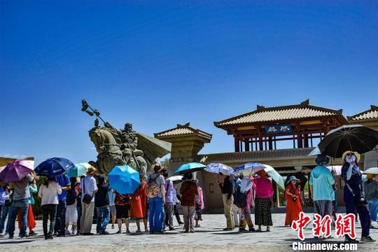 8月8日，大批游客在阳关景区观光游览。　王斌银 摄