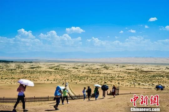 据敦煌市文体广电和旅游局统计，截至8月8日，阳关景区已接待中外游客21.58万人，同比增长14.15%。　王斌银 摄