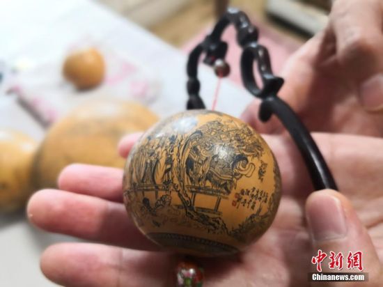 陈兵雕刻的《八十七神仙卷》。杨娜 摄