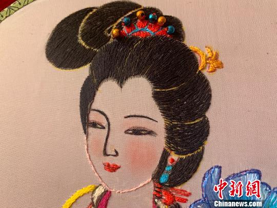非遗传人“舞针”丝布将敦煌壁画人物“绣”扇面