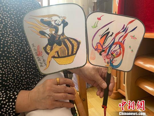 图为扇面上的飞天形象，色彩丰富，场景各异。　高康迪 摄