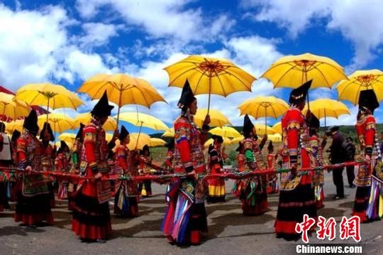 图为四川省凉山彝族自治州的民俗活动。　钟欣 摄