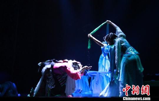 藏族舞蹈是近五千年历史进程的文化积淀，是中华文化乃至人类文化光彩夺目的瑰宝。　徐雪 摄