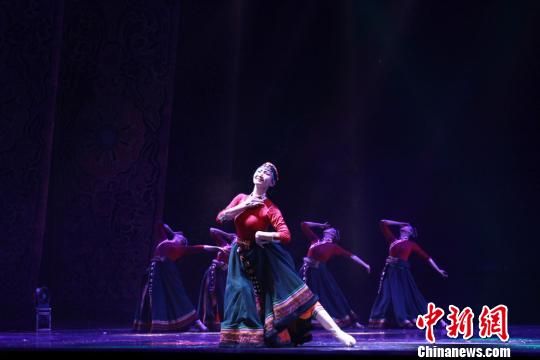 优秀舞者身着绚丽的民族服饰，向民众展示出雪域圣地独特的人文风情。　徐雪 摄