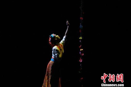 图为藏族舞蹈表演。　徐雪 摄