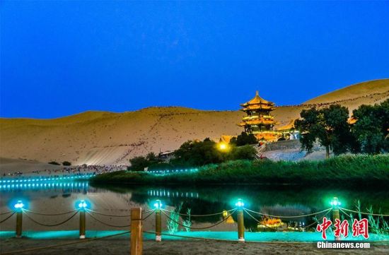月牙泉夜景。王斌银 摄