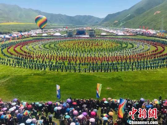 图为近日西藏、云南、四川、青海、甘肃五省藏区的31支藏族锅庄舞队伍在甘肃甘南州碌曲县草原上跳起了“万人锅庄”。(资料图) 李生瑞 摄