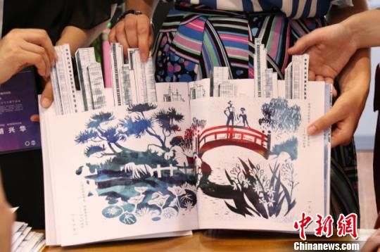 图为俄罗斯学子的手工书。 闫姣 摄 图为俄罗斯学子的手工书。 闫姣 摄
