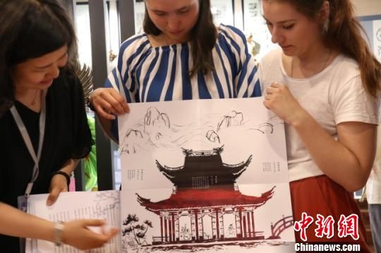 图为俄罗斯女孩展示以中国园林为元素的自创手工书。 闫姣 摄 图为俄罗斯女孩展示以中国园林为元素的自创手工书。 闫姣 摄