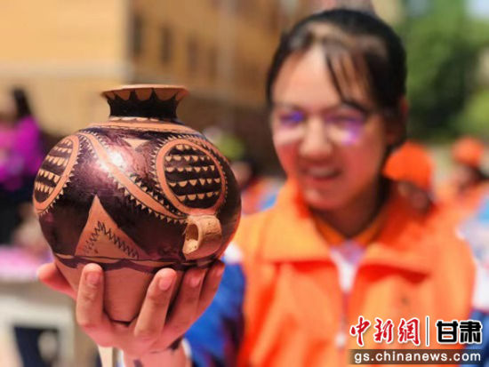 图为学生所制陶瓷。（资料图）