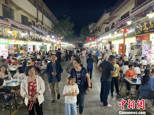 图为8月中下旬，敦煌沙洲夜市游人不绝。　孙志军 摄