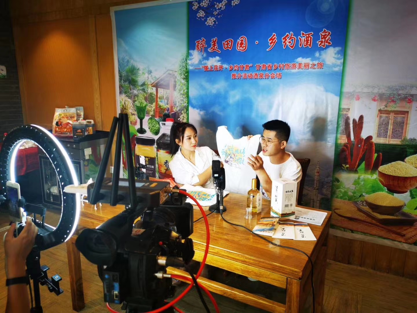 网红带货现场.jpg