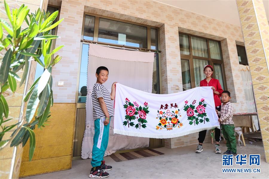 （脱贫攻坚）（4）东乡女马色麦“绣出大世界”