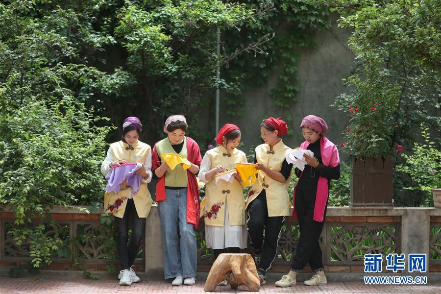 （脱贫攻坚）（1）东乡女马色麦“绣出大世界”