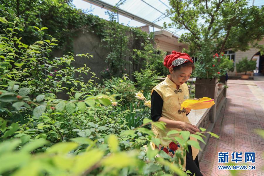 （脱贫攻坚）（2）东乡女马色麦“绣出大世界”