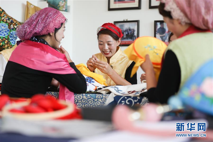 （脱贫攻坚）（5）东乡女马色麦“绣出大世界”