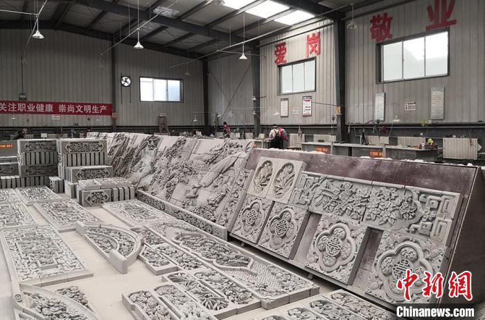 图为临夏非遗扶贫就业工坊砖雕作品。 刘玉桃 摄 图为临夏非遗扶贫就业工坊砖雕作品。 刘玉桃 摄