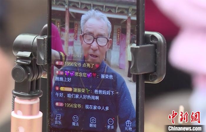 图为王跃庆的“直播间”。 王菲 摄 图为王跃庆的“直播间”。 王菲 摄