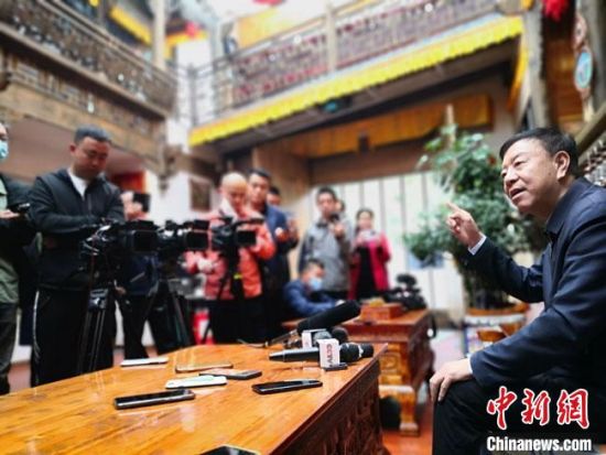 6月下旬，在甘南州临潭县冶力关镇一家“藏家乐”内，甘肃省人大常委会副主任、甘南藏族自治州委书记俞成辉接受媒体专访。　冯志军 摄