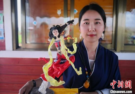 图为面塑美女。 刘玉桃 摄 图为面塑美女。 刘玉桃 摄