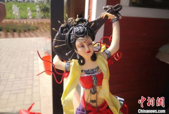 图为面塑美女演奏。 刘玉桃 摄 图为面塑美女演奏。 刘玉桃 摄