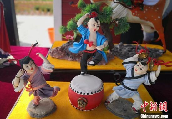图为面塑孩童敲锣打鼓场景,生动逼真。 刘玉桃 摄 图为面塑孩童敲锣打鼓场景,生动逼真。 刘玉桃 摄