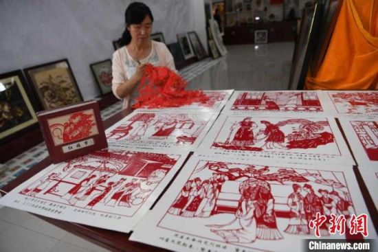 7月，山丹县剪纸艺人周玉梅正在进行剪纸作品。　杨艳敏 摄