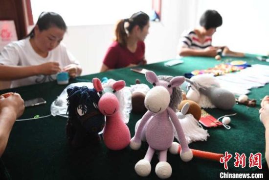 山丹县非遗扶贫就业工坊吸纳了一批贫困妇女就业。　杨艳敏 摄