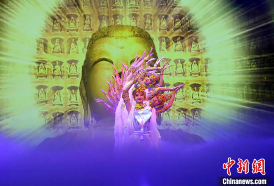 8月8日晚,中国经典舞剧《丝路花雨》与《大梦敦煌》在兰州黄河畔边同台“碰撞”,开启了一场跨时空的“对话”,并通过线上线下多媒体方式与海内外共享丝路文化的艺术魅力。 中新社记者 高展 摄 8月8日晚,中国经典舞剧《丝路花雨》与《大梦敦煌》在兰州黄河畔边同台“碰撞”,开启了一场跨时空的“对话”,并通过线上线下多媒体方式与海内外共享丝路文化的艺术魅力。 中新社记者 高展 摄