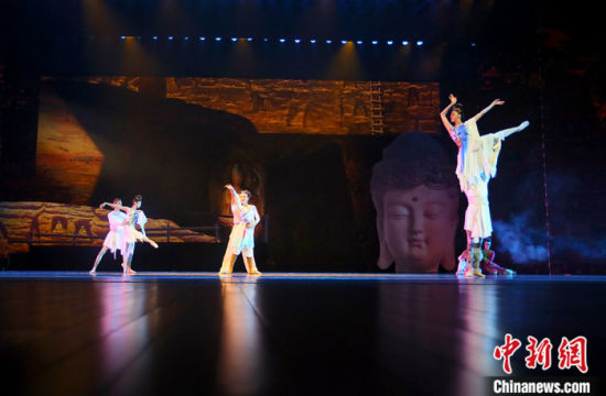 8月8日晚,《大梦敦煌》三代“莫高月牙”在兰州同台献艺。《大梦敦煌》是一部富于传奇色彩的四幕舞剧,以敦煌艺术宝库的千百年创造历史为背景,以青年画师莫高与大将军之女月牙的感情经历为线索,演绎了一段可歌可泣的爱情故事。 中新社记者 高展 摄 8月8日晚,《大梦敦煌》三代“莫高月牙”在兰州同台献艺。《大梦敦煌》是一部富于传奇色彩的四幕舞剧,以敦煌艺术宝库的千百年创造历史为背景,以青年画师莫高与大将军之女月牙的感情经历为线索,演绎了一段可歌可泣的爱情故事。 中新社记者 高展 摄