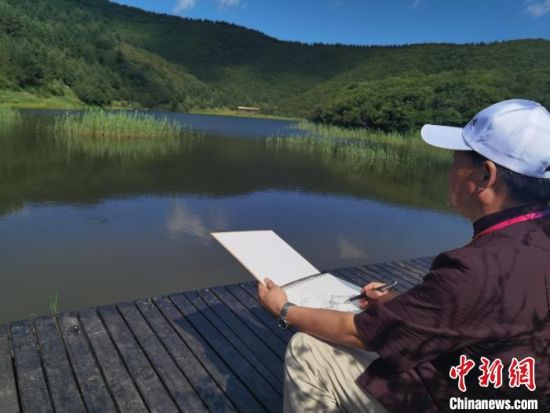 图为书画家在庄浪县天池朝那湫写生. 崔琳 摄