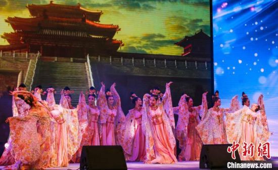 图为中国经典舞剧《丝路花雨》精选片段《霓裳羽衣舞》。　甘肃演艺集团供图