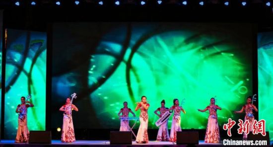 图为大型主题乐舞《敦煌·丝路情》演出现场。　甘肃演艺集团供图