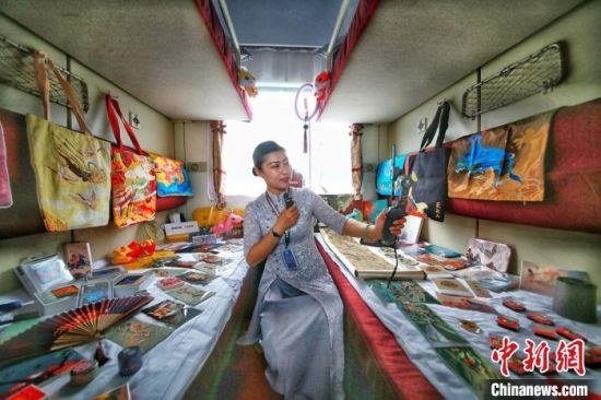 图为甘肃推出的“环西部火车游”专列，带给旅客全新的旅游体验。　曹文福 摄