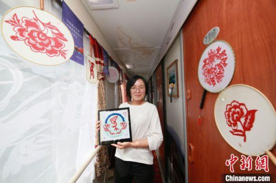 这艘集结了甘肃深厚历史文化和丰富旅游资源的“陆上邮轮”，将甘肃深厚的历史文化、丰富的旅游资源和琳琅满目的文创商品、非遗产品、农特扶贫产品，浓缩装载到专列各节车厢。　曹文福 摄