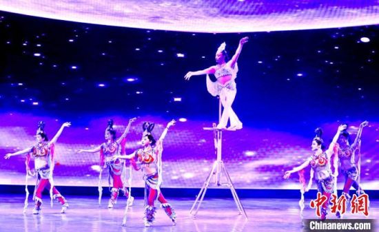 《敦煌彩塑·单手顶》糅合了敦煌、飞天等丝路文化元素。 王将 摄 《敦煌彩塑·单手顶》糅合了敦煌、飞天等丝路文化元素。 王将 摄