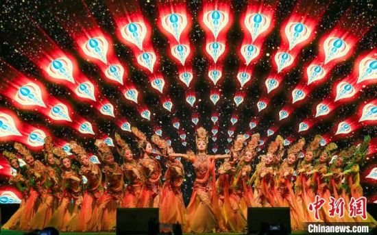 图为体现中国甘肃敦煌莫高窟壁画和雕塑艺术的舞蹈《飞天散花》。　甘肃省演艺集团供图