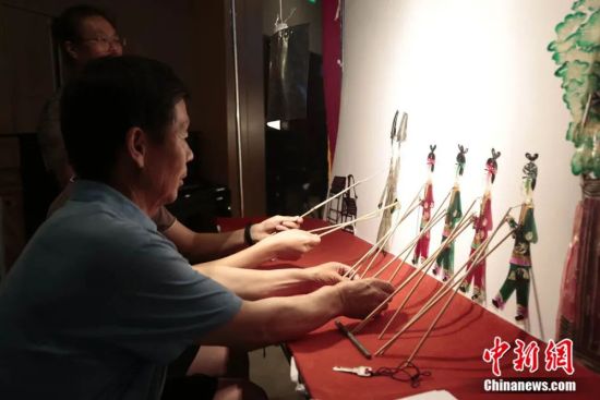 因社会发展和时代变革，唱大戏的乡村民俗文化在农村地区逐渐消失，但在甘肃省定西市通渭县，仍然传唱至今。通渭县文化馆供图