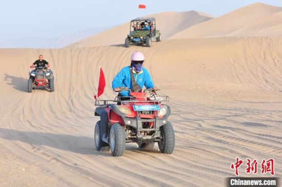  游客乘坐沙漠越野车载沙海冲浪。　王斌银 摄