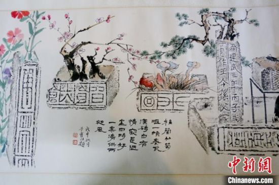 麻晓雷在古砖传拓基础之上，进行二次绘画创作。　高展 摄