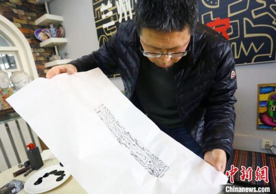 麻晓雷现场展示传拓作品,字口清晰的作品往往考究传拓的艺术功底。 高展 摄 麻晓雷现场展示传拓作品,字口清晰的作品往往考究传拓的艺术功底。 高展 摄