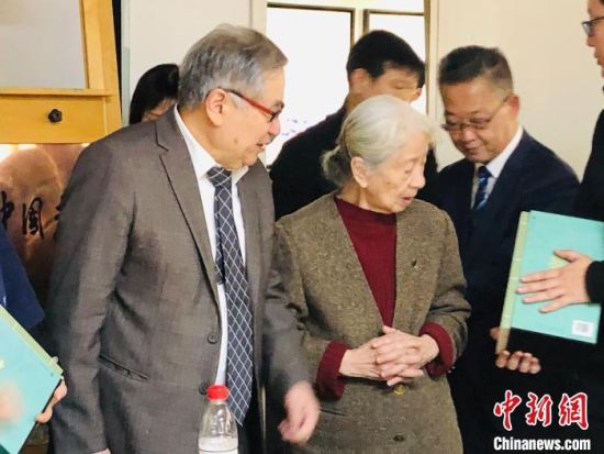 李可染画院院长李庚向常沙娜先生赠书。 王祖敏 摄 李可染画院院长李庚向常沙娜先生赠书。 王祖敏 摄