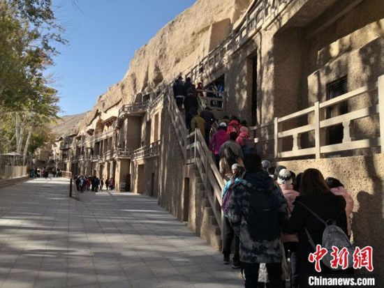 图为11月8日，世界文化遗产敦煌莫高窟窟区内游人不绝。　冯志军 摄