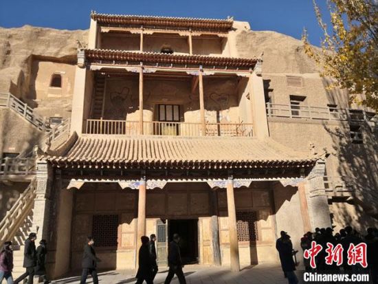 图为11月9日，世界文化遗产敦煌莫高窟窟区内游人不绝。　冯志军 摄