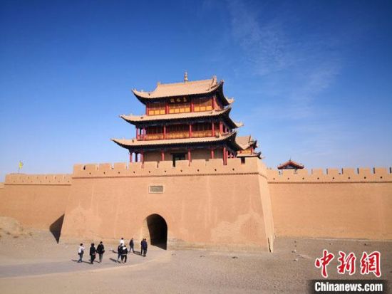 图为11月初,世界文化遗产甘肃嘉峪关关城游人不绝。 冯志军 摄 图为11月初,世界文化遗产甘肃嘉峪关关城游人不绝。 冯志军 摄