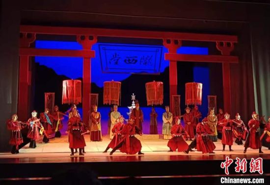 入冬以来,甘肃省定西市陇西县为促进中医药传承创新、文化交流、经贸合作,打造明代医药学家李时珍传奇经历的大型新编历史秦剧《李时珍传奇》演出。图为陇西堂布景的表演现场。 张婧 摄 入冬以来,甘肃省定西市陇西县为促进中医药传承创新、文化交流、经贸合作,打造明代医药学家李时珍传奇经历的大型新编历史秦剧《李时珍传奇》演出。图为陇西堂布景的表演现场。 张婧 摄