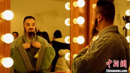 图为该剧主演李时珍的扮演者宋少峰结束演出进行换装时,接受中新网记者采访。 李亚龙 摄 图为该剧主演李时珍的扮演者宋少峰结束演出进行换装时,接受中新网记者采访。 李亚龙 摄