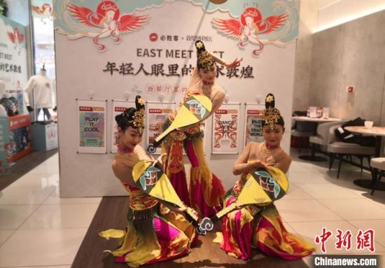 图为舞者演绎敦煌舞蹈。　丁思 摄